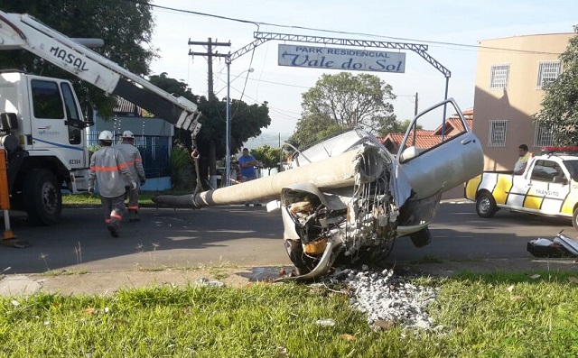 Homem derruba poste no final da madrugada de hoje (10), em Piracicaba
