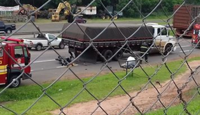 Motociclista fica gravemente ferido após bater na traseira de caminhão em Piracicaba