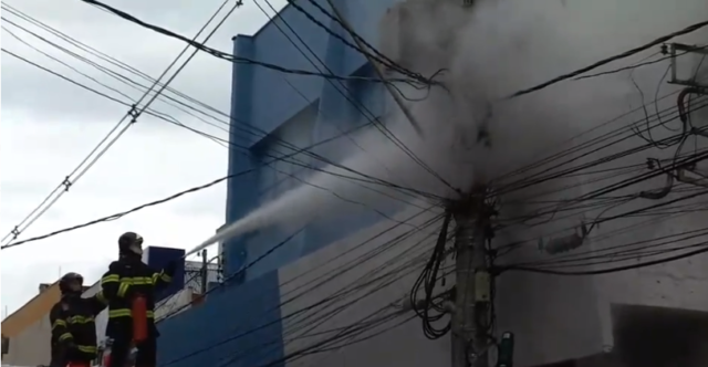 Poste pega fogo no centro de Piracicaba e mobiliza os bombeiros