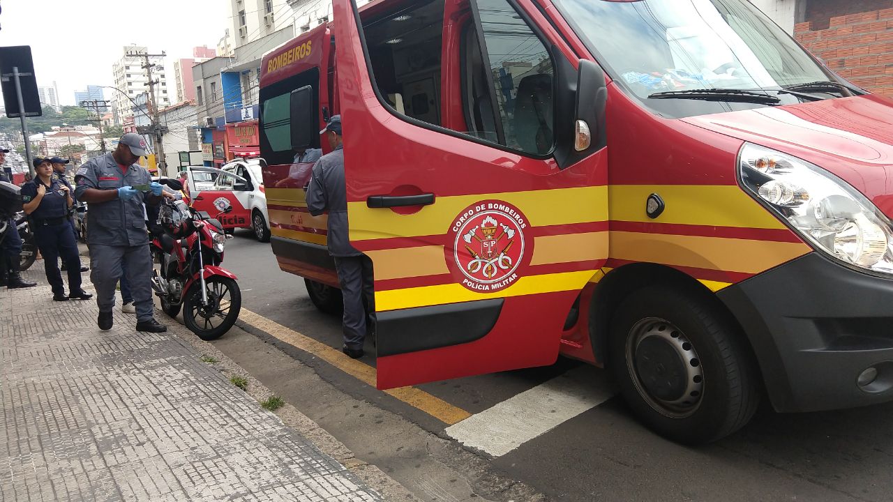 Motociclista fica ferida em acidente na Governador, em Piracicaba