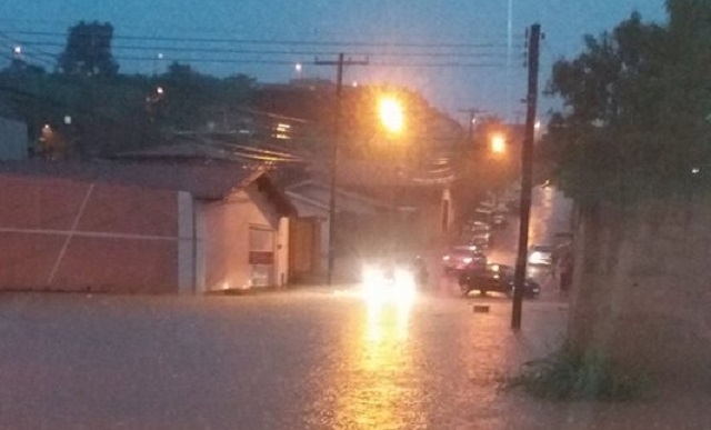 Chuva provoca alagamentos, deixa ônibus ilhado e causa transtornos em Piracicaba