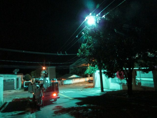 Curto-circuito em poste deixa bairro sem energia em Piracicaba