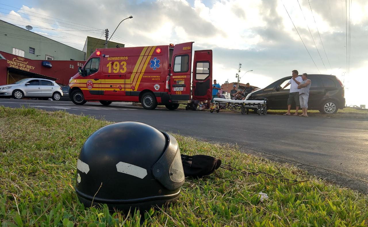 Jovem fica ferido em colisão de motocicleta com carro em Piracicaba