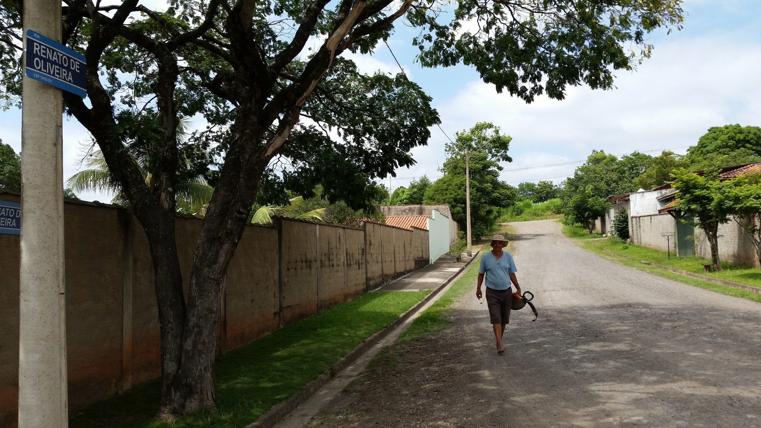 Barjas Negri assina contrato para pavimentação do bairro Lago Azul, em Piracicaba