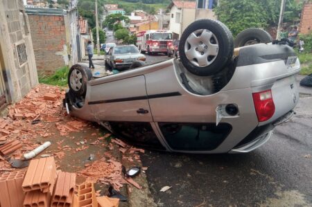 Gestante capota carro no Monte Líbano e fica presa no interior do veículo