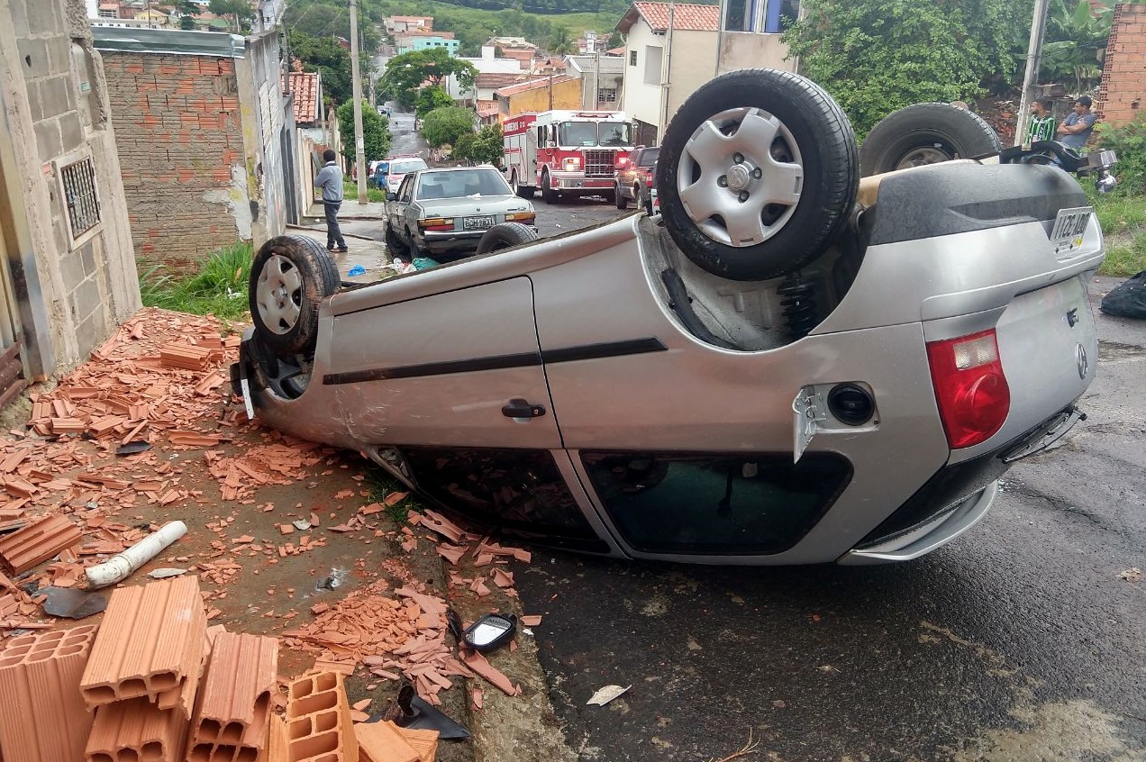 Gestante capota carro no Monte Líbano e fica presa no interior do veículo