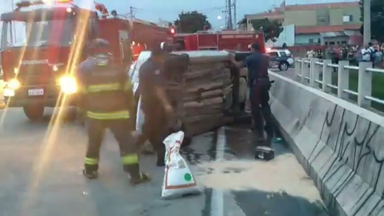 Homem embriagado faz ziguezague com seu veículo e o capota, em Indaiatuba