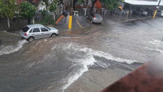Chuva forte alaga São Pedro, por volta das 14h desta segunda-feira
