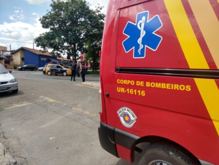 Motorista de carro atropela motoqueiro e foge sem prestar socorro, em Piracicaba