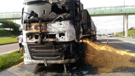Caminhão Bitrem passa por cima de moto e pega fogo na Santos Dumont