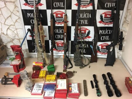 Polícia prende homem com armas de uso restrito das policias civis e militares