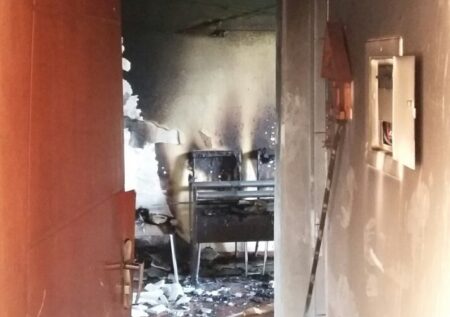 Bombeiros salvam cachorro preso em apartamento em chamas em Piracicaba