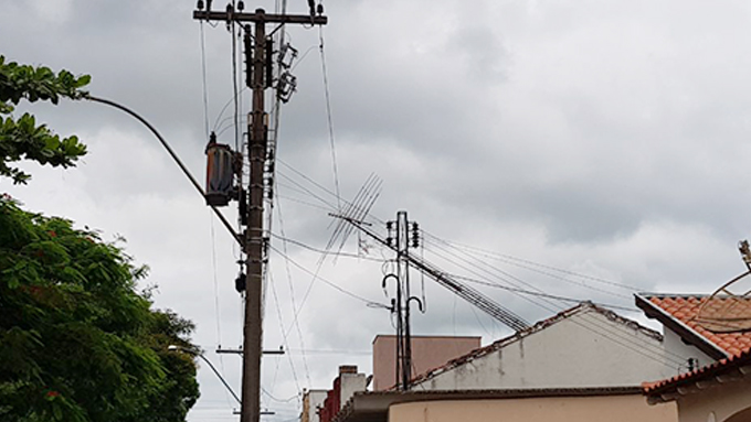 Operário de 29 anos sofre descarga elétrica