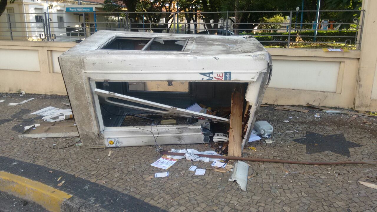 Carro invade calçada e derruba guarita da Santa Casa de Piracicaba