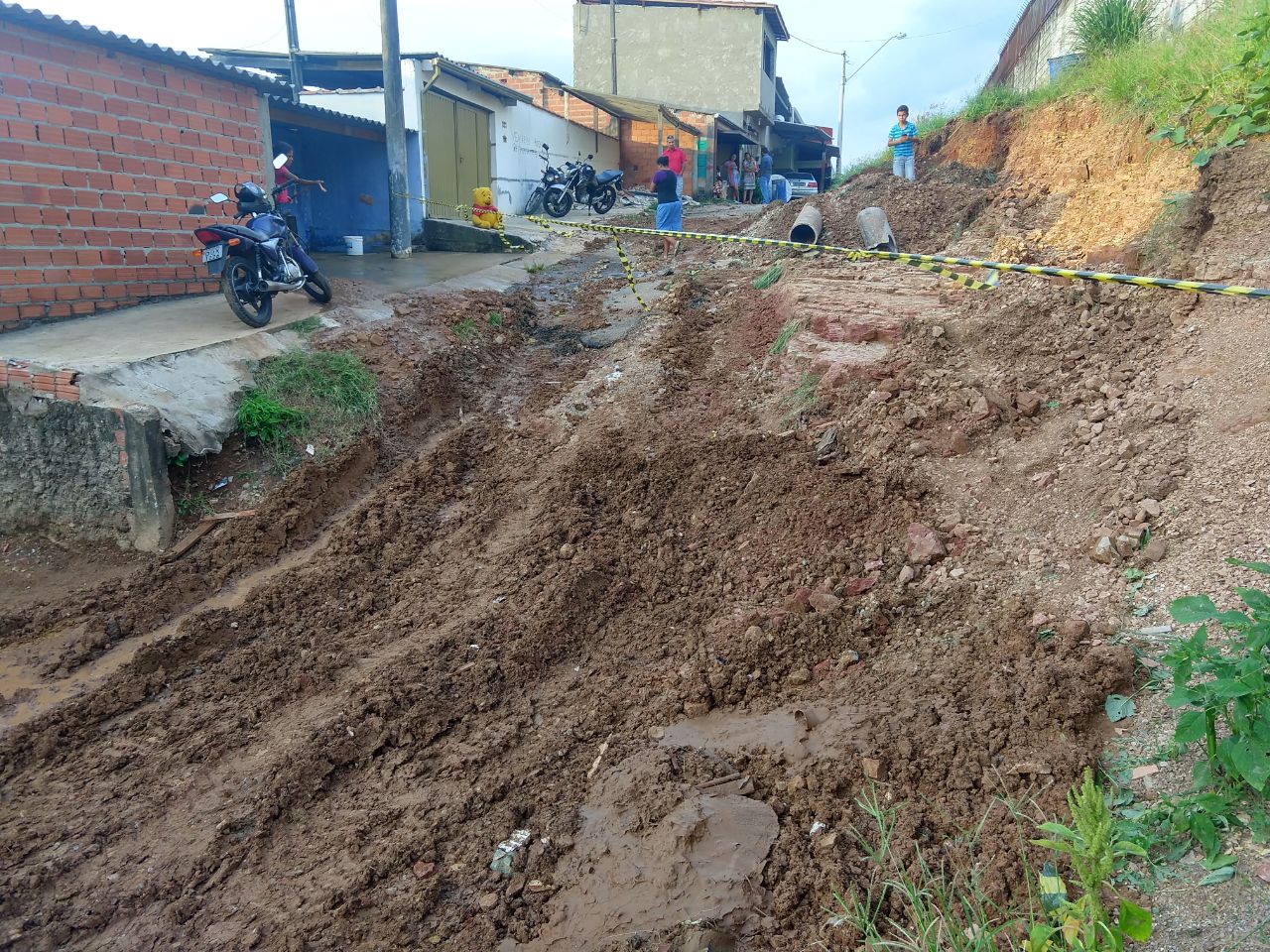 Famílias atingidas por 800 mil litros de água em Piracicaba recebem auxílio de construtora