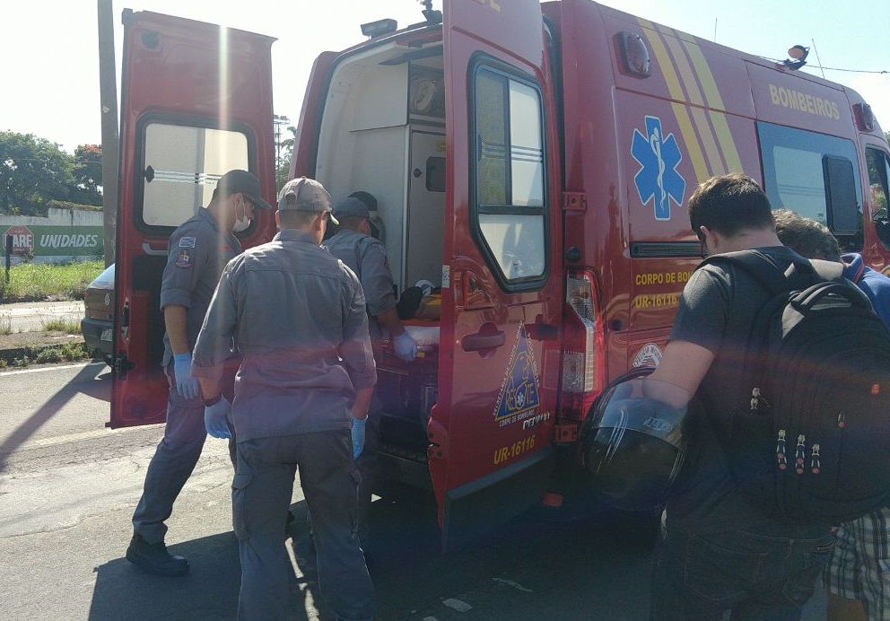 Pneu de moto estoura e deixa homem desacordado na Geraldo de Barros, em Piracicaba