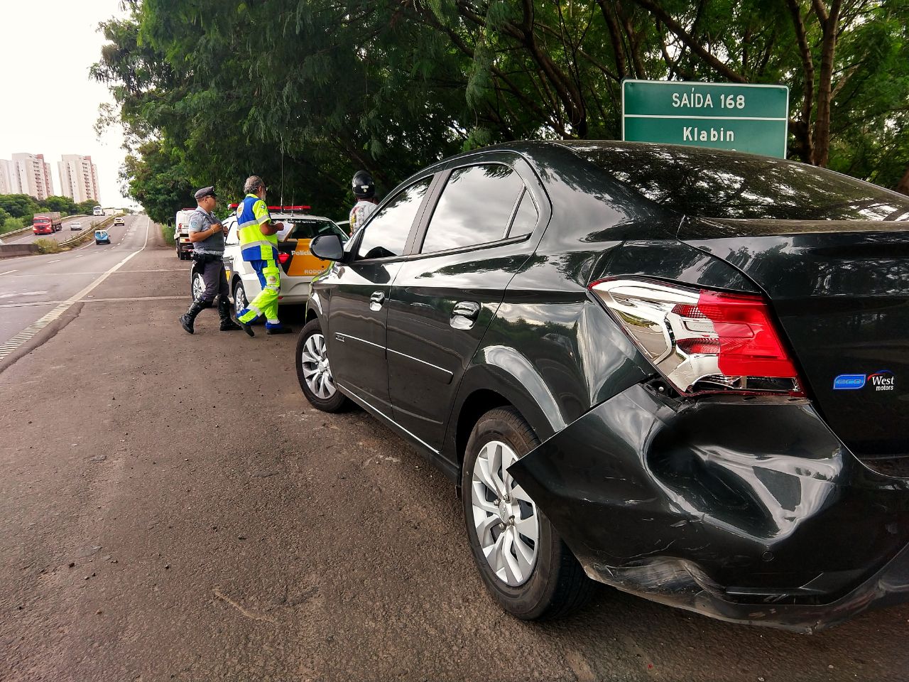 Motoqueiro cai na Geraldo de Barros e é atropelado por carro que vinha atrás