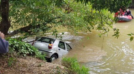 Guarda Civil encontra veículo submerso em rio, após flagrá-lo em atitude suspeita