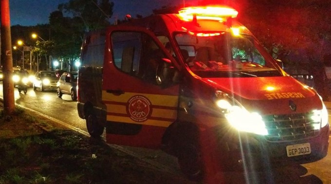 Grave acidente entre carro e moto congestiona a Vila Sônia ontem, em Piracicaba