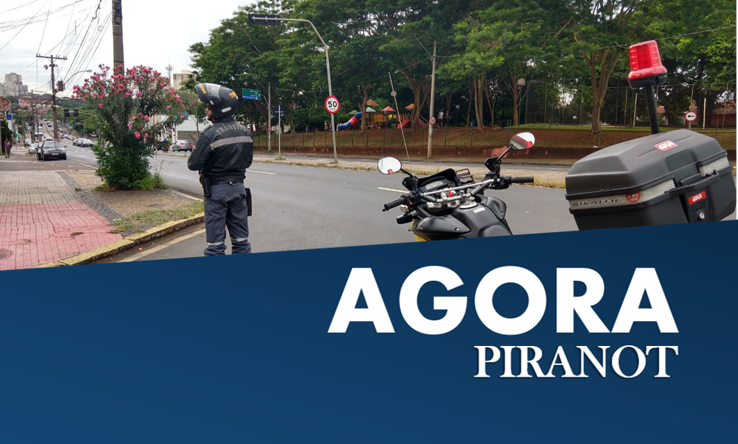 Caminhão derruba poste na Rua Governador Pedro de Toledo, em Piracicaba