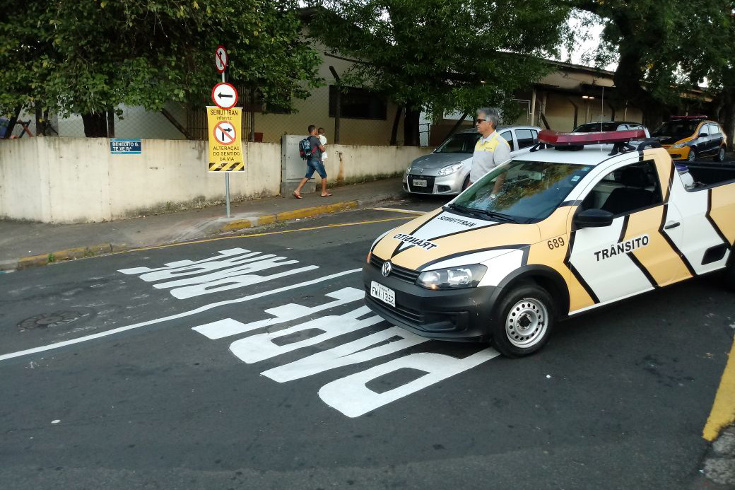 Semuttran altera sentido de rua no bairro Piracicamirim, em Piracicaba