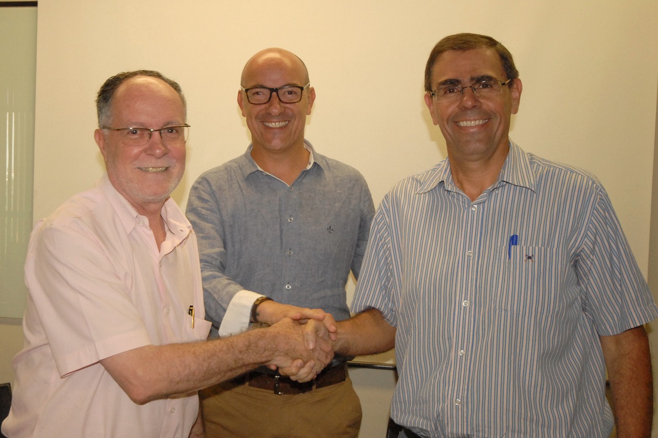 Barjas Negri dá posse ao novo presidente da ComEmprego, em Piracicaba