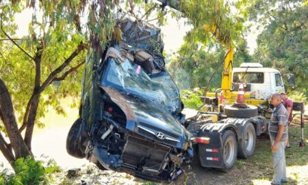 Jovem morre ao colidir veículo contra poste e cair no Rio Piracicaba