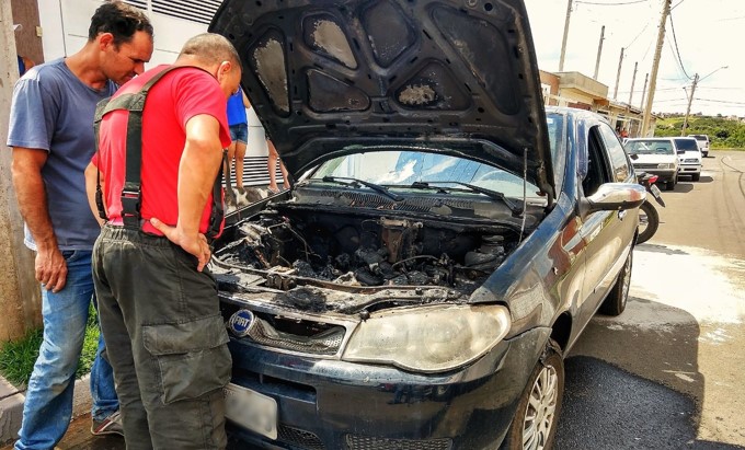 Após provável pane elétrica, veículo pega fogo em Piracicaba