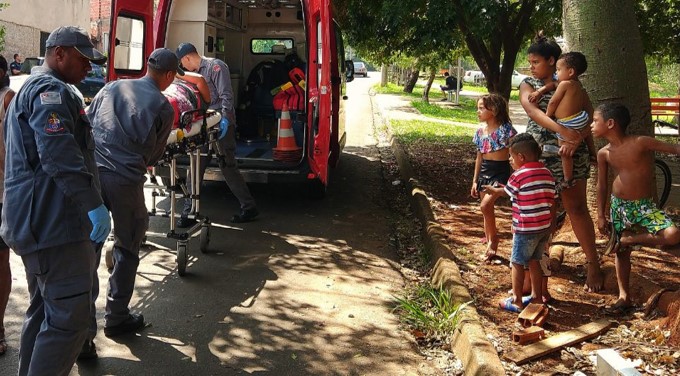 Motoqueiro se acidenta após desviar de criança na rua, em Piracicaba