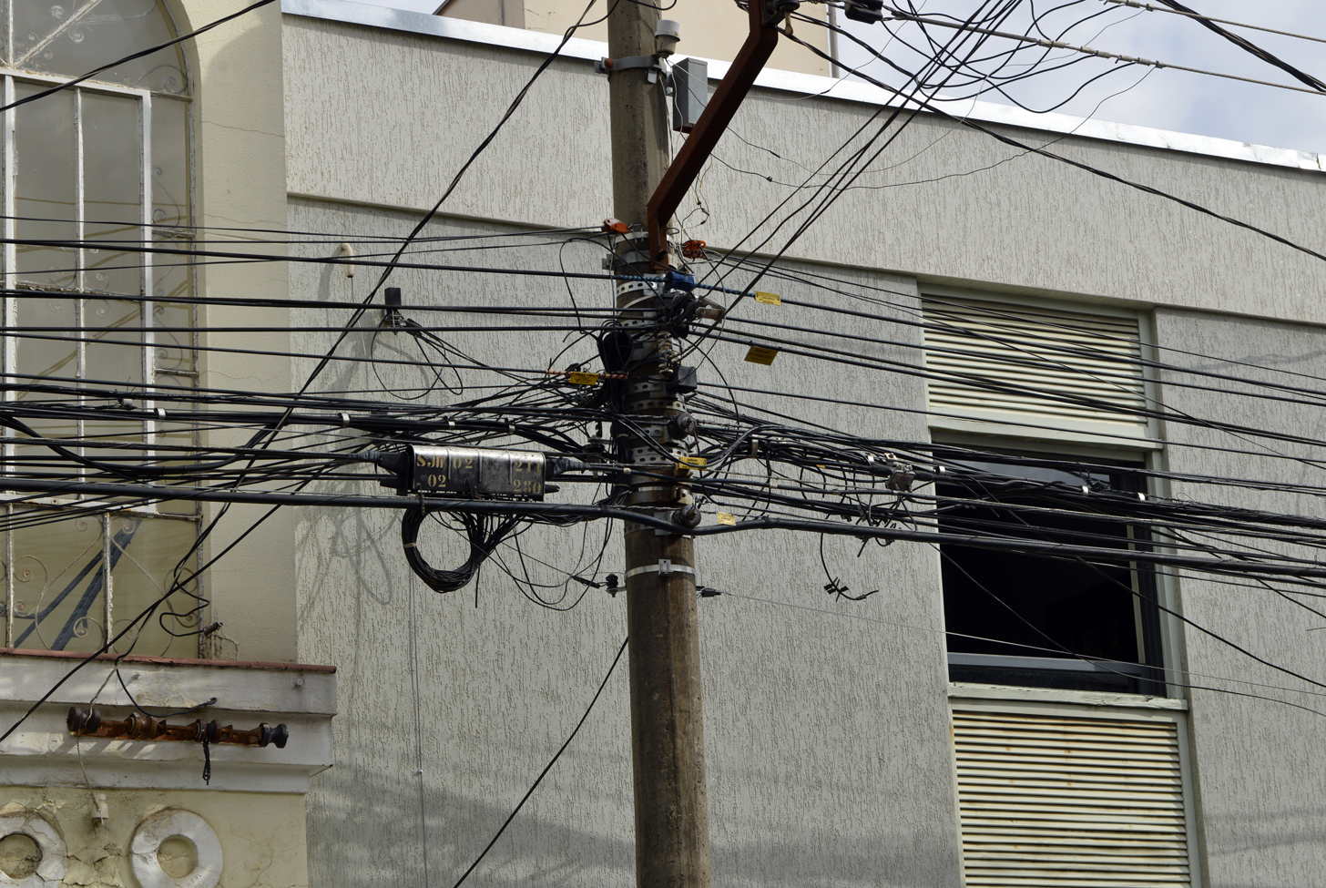 Projeto de lei da Câmara de Piracicaba pede mais organização nos fios de postes