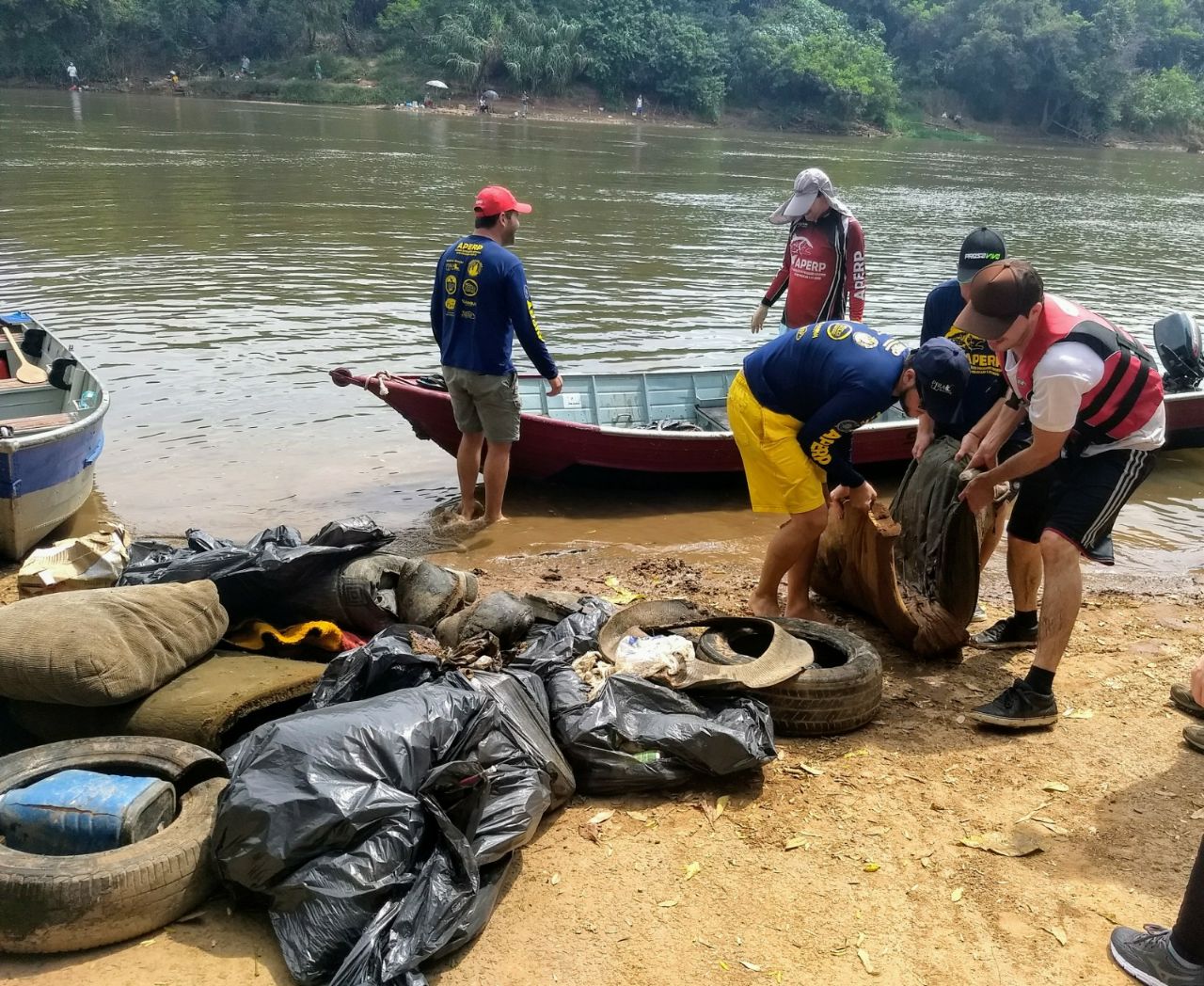 Arrastão Ecológico retirou 300kg de lixo do rio Piracicaba