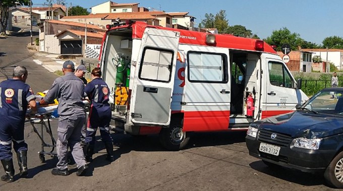 Mototaxista e passageiro colidem contra veículo, em Piracicaba
