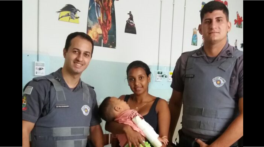 Policiais socorrem e salvam criança de convulsão, em Piracicaba