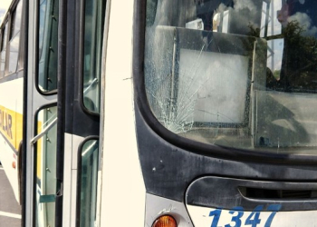 Detalhe de como o vidro do ônibus ficou, após o jovem bater a cabeça. Foto: Wagner Romano / PIRANOT.