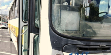 Detalhe de como o vidro do ônibus ficou, após o jovem bater a cabeça. Foto: Wagner Romano / PIRANOT.