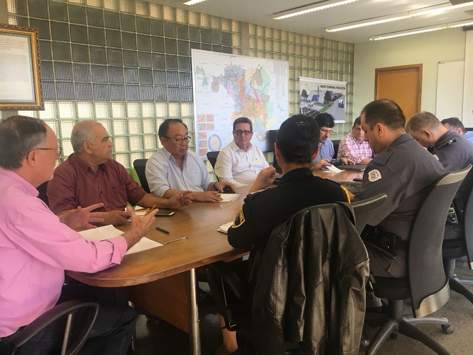 Polícia Militar garante escolta a caminhões de combustível, em Piracicaba