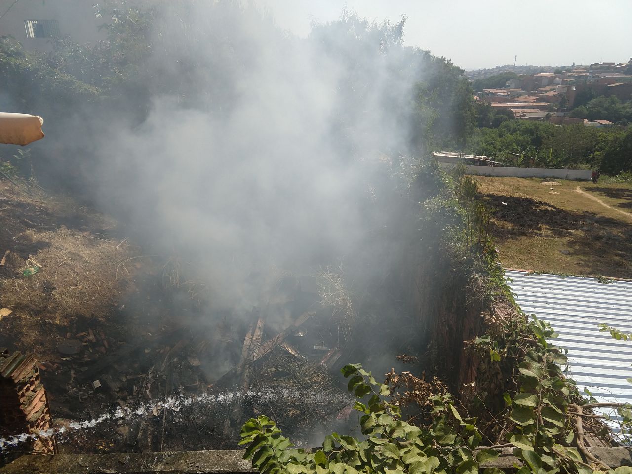 Fogo em terreno mobiliza o Corpo de Bombeiros, em Piracicaba
