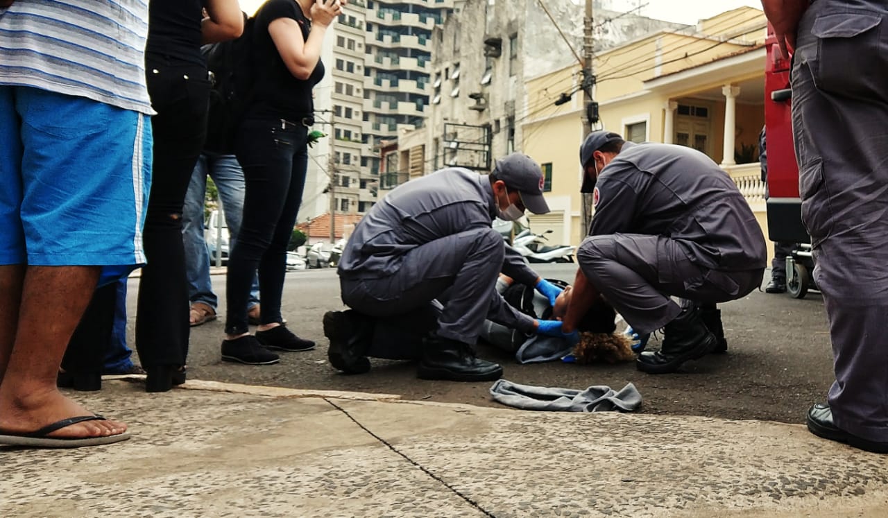 Após freada brusca, motociclista colide com automóvel em Piracicaba