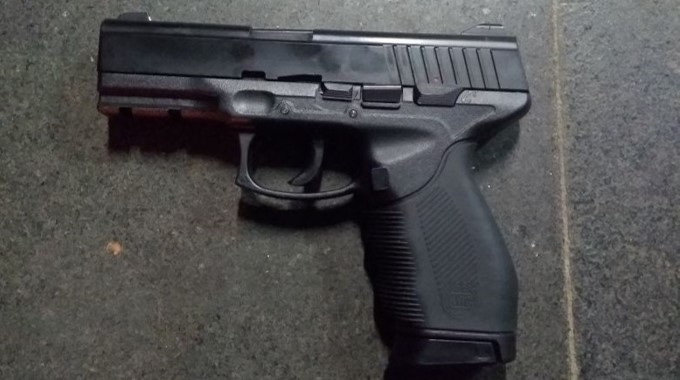 Homem é detido em Piracicaba após exibir réplica de arma a policial