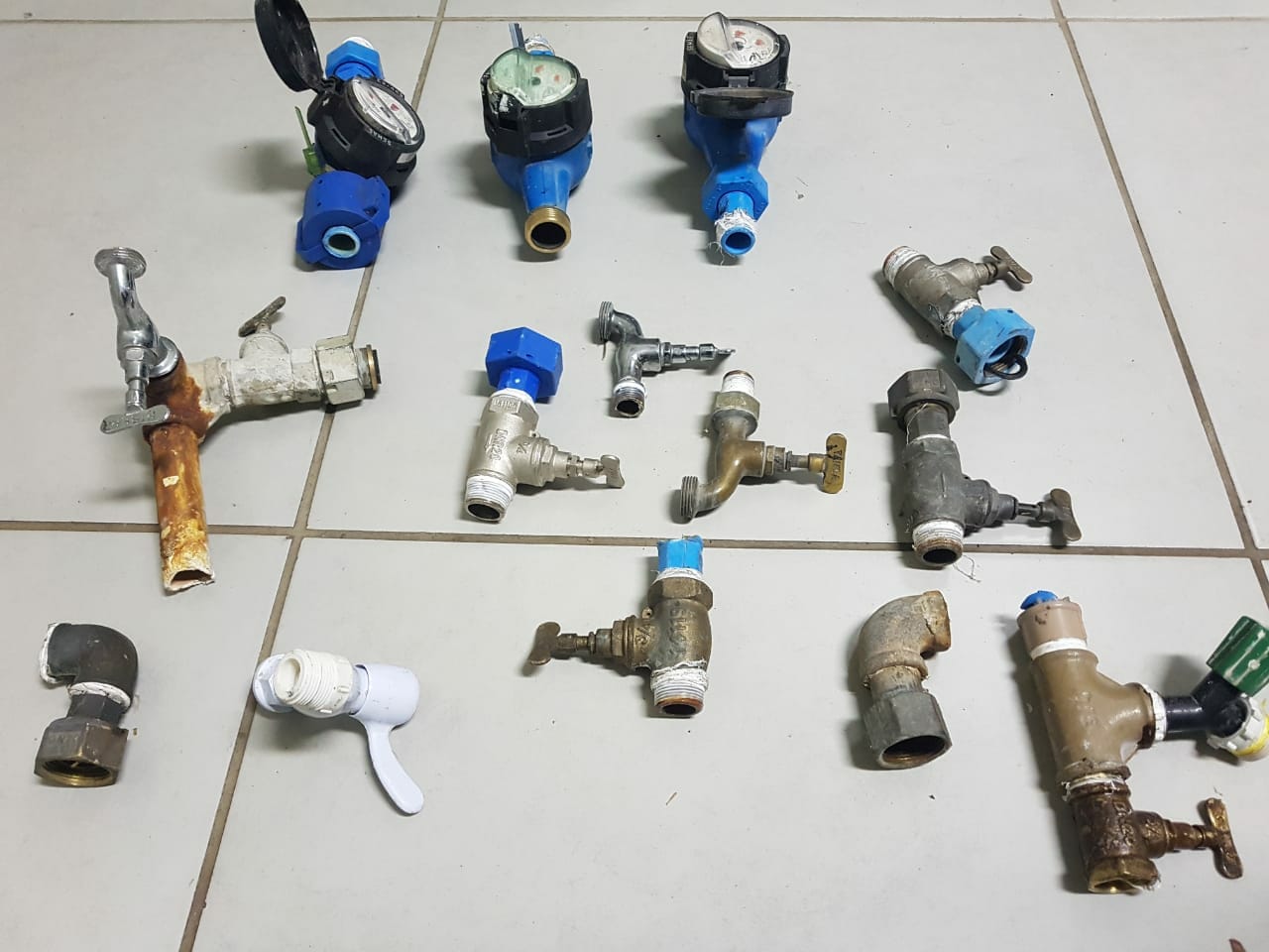 Homem é detido pela PM após furtar relógios de água, em Piracicaba