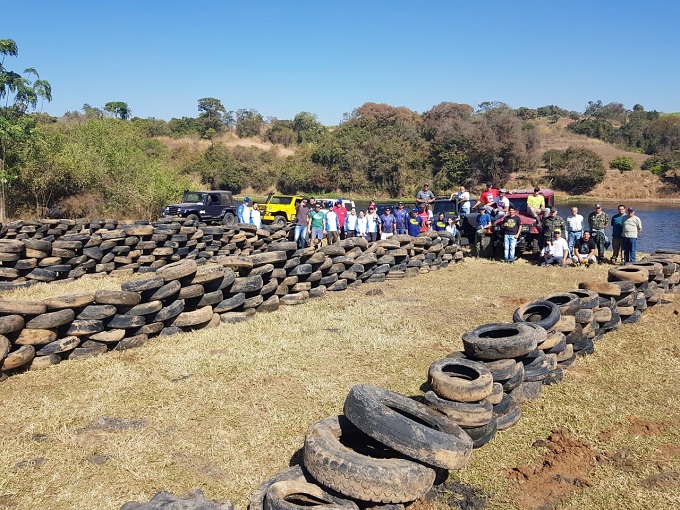 Voluntários fazem arrastão e retiram 613 pneus do Rio Piracicaba