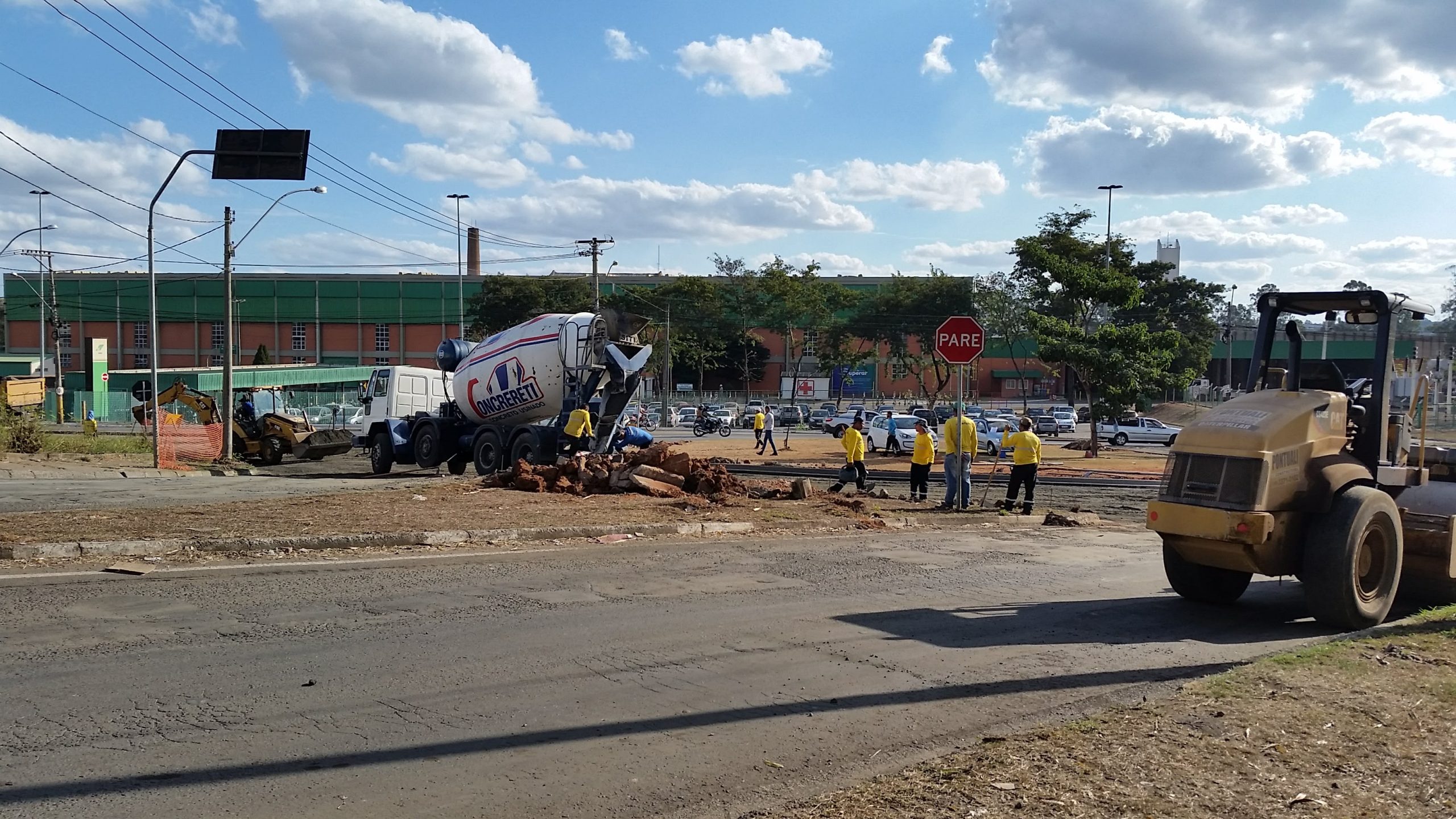 Avenida Cristóvão Colombo, em Piracicaba, segue interditada para obras