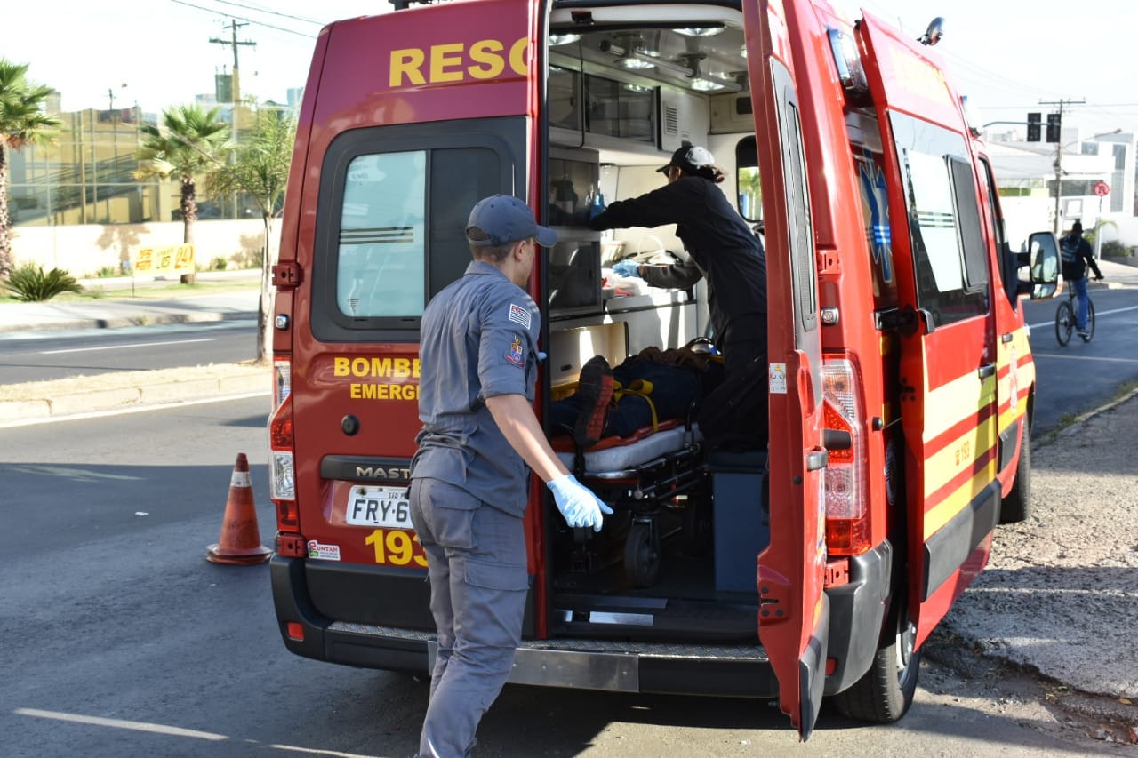 Motoqueiro de 19 anos colide com ônibus e fica ferido, em Piracicaba