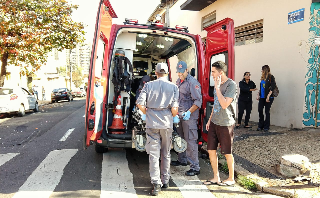 Acidente entre carro e moto no centro de Piracicaba deixa um ferido