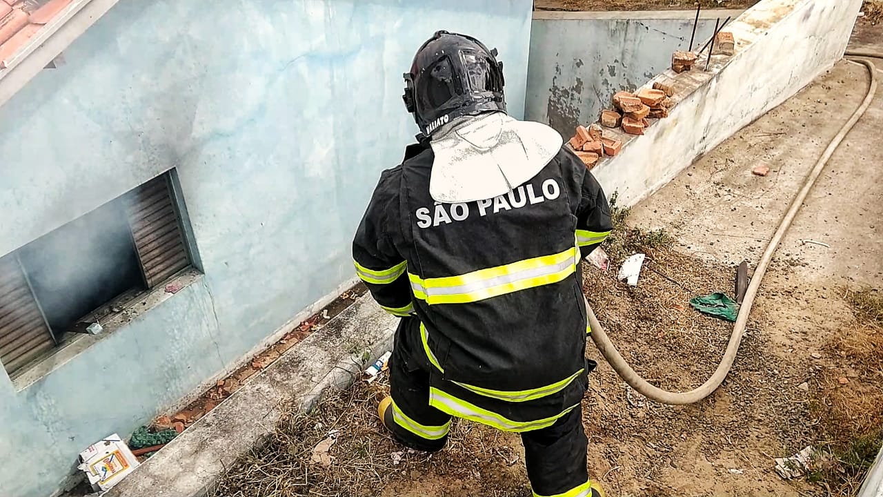 Incêndio de grandes proporções atinge residência em Piracicaba