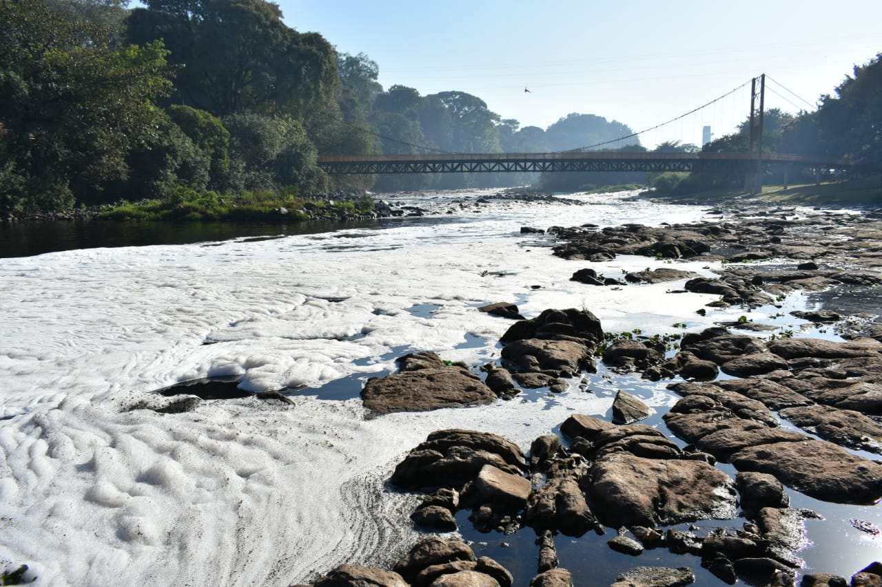 Rio Piracicaba amanhece cheio de espuma nesta terça-feira (17)