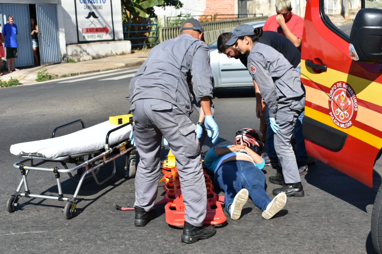 Colisão entre carro e moto deixa uma mulher ferida, em Piracicaba