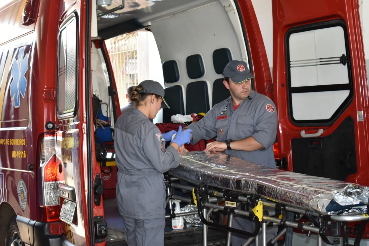 Homem sofre ferimentos graves após cair de telhado, em Piracicaba