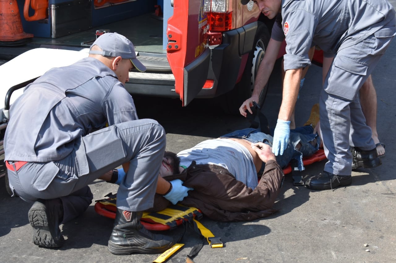 Motoqueiro colide contra muro e fica em estado grave, em Piracicaba