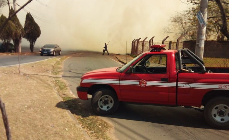 Fogo em mato fecha pista de Piracicaba e mobiliza bombeiros